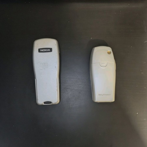 Old collectible cell phones used with battery