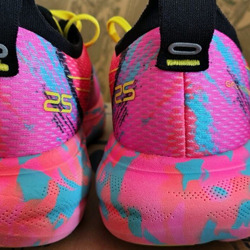 Asics Nimbus 25 athletic shoes like new, multicolor size 43.5