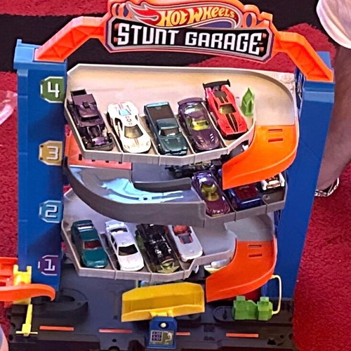 Hot Wheels Stunt Garage like new without cars