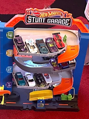 Hot Wheels Stunt Garage like new without cars
