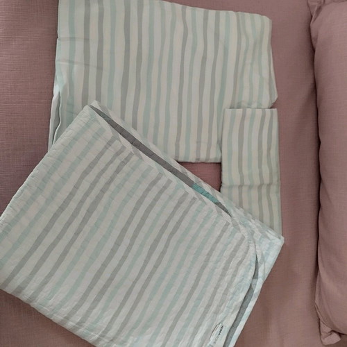 Nima Home bedding set with fitted sheet, pillowcase and like new quilt for single bed