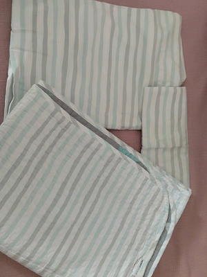 Nima Home bedding set with fitted sheet, pillowcase and like new quilt for single bed