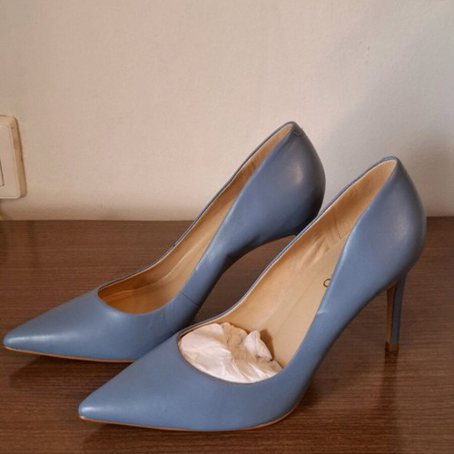 Carrano pumps like new, size 37, turquoise