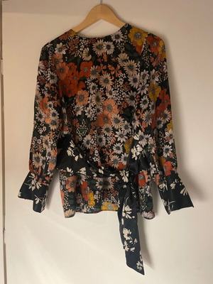 Zara blouse with flowers and satin belt used, size Medium
