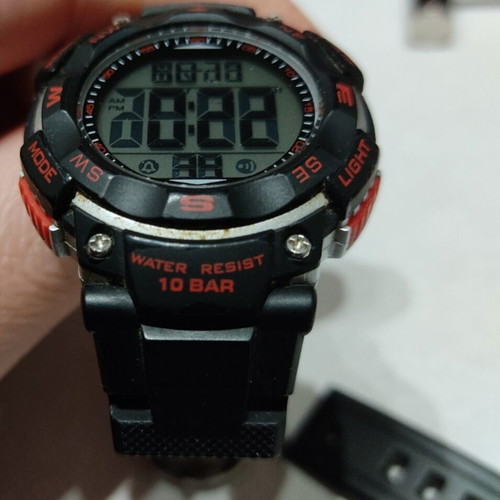 Q&Q wristwatch used with new battery and broken strap, black