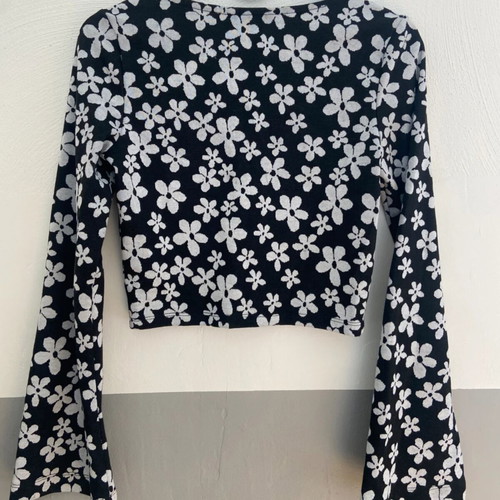 Monki floral crop top with buttons used, size M, black and white