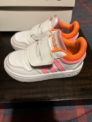Παιδικά παπούτσια Adidas αθλητικά μεταχειρισμένα, μέγεθος 26, πολύ καλή κατάσταση
