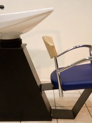 Λουτήρας κομμωτηρίου καινούργιος με μεταλλική βάση και ξύλινη πλάτη