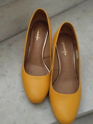 Maciejka yellow leather pumps like new size 41 with block heel