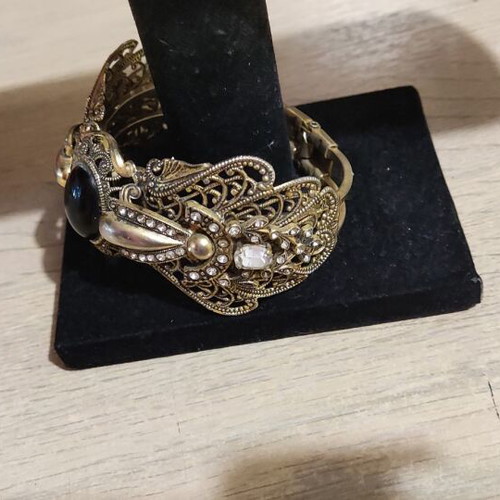 Bracelet unique like new, gold-colored