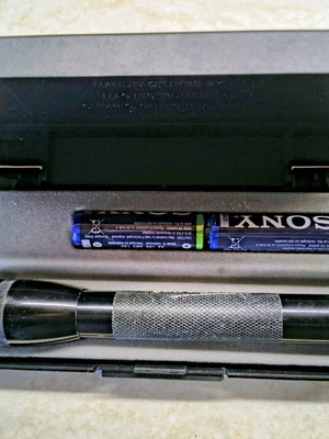 Φακός Mini Maglite μεταχειρισμένος, μεταλλικός με δύο μπαταρίες