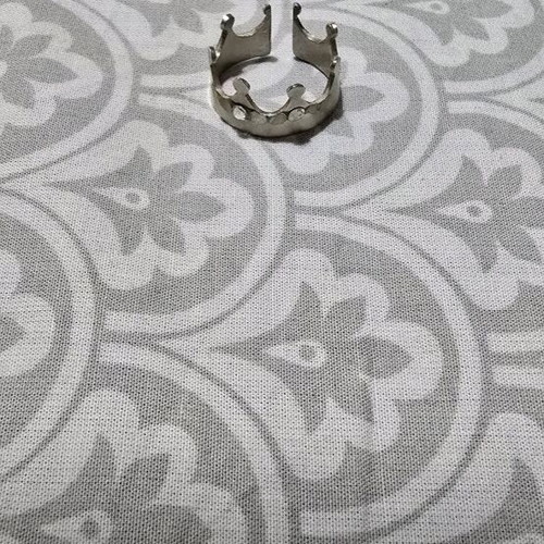 Adjustable crown ring like new, silver color