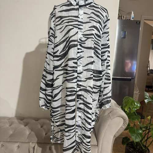Animal Print Shirt Semizie like new, one size, black and white