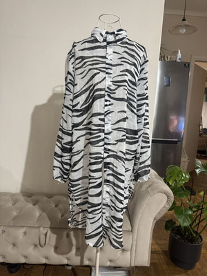 Animal Print Shirt Semizie like new, one size, black and white