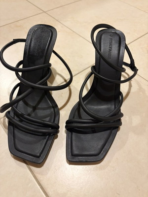Stradivarius black sandals with kitten heel size 38 like new