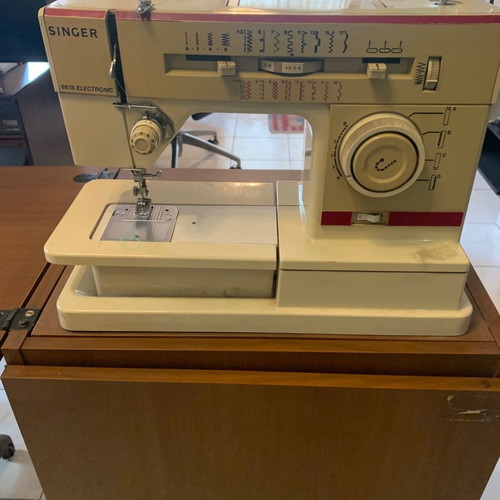 Two Singer sewing machines used, models 404 M13 and 8618 Electronic