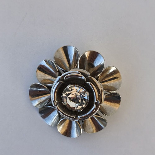 Vintage flower brooch with silver metal and rhinestone