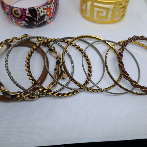 Various bracelets like new, set