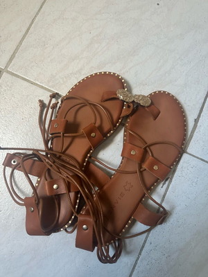 Envie Shoes brown sandals new with ankle straps