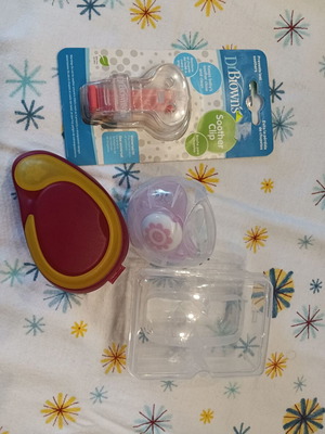 Πιπίλες καινούργιες, πακέτο 4 τεμαχίων με θήκες και πιαστράκι