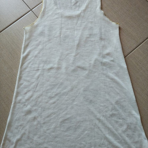 White sleeveless T-shirt with gold kisses design
