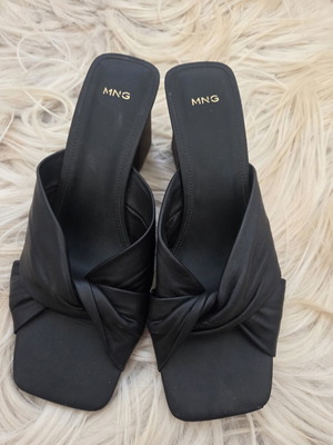 Mango Kurku Black Leather Twist Knot Mules like new