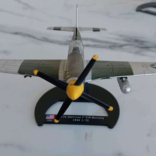 P-51B Mustang collectible airplane like new, scale 1:72