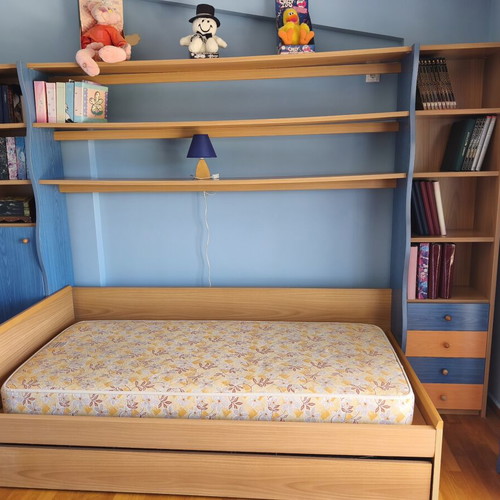Neoset children's bedroom set with bed and bookshelf