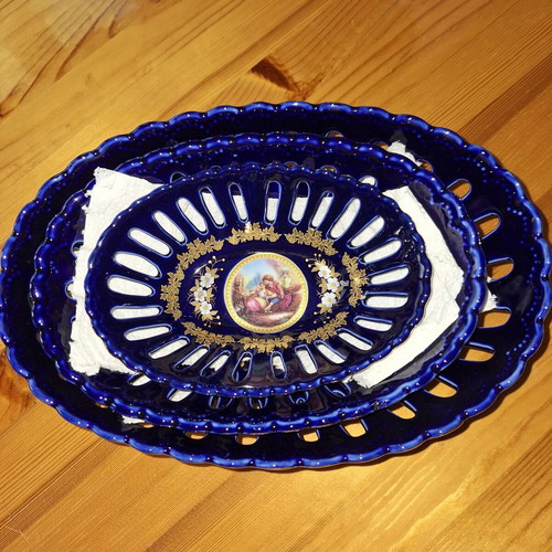 Set of three Japanese-style cobalt and gold fruit bowls