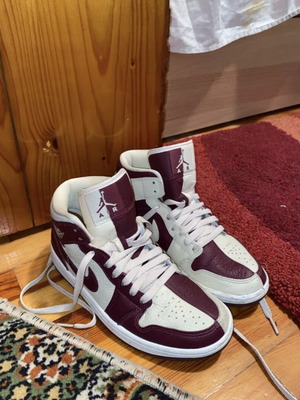Air Jordan Mid бели бордо като нови