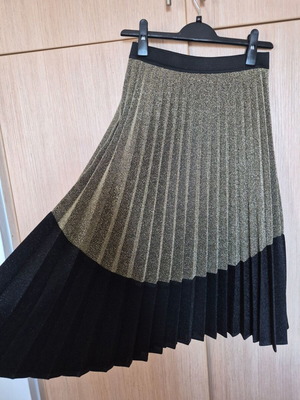 Metallic skirt in gold and black color like new size M