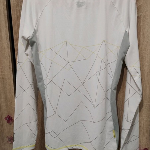 Yeti sports unisex shirt like new, size M, white