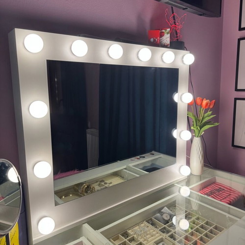 Hollywood Mirror professional mirror with 12 lamps like new