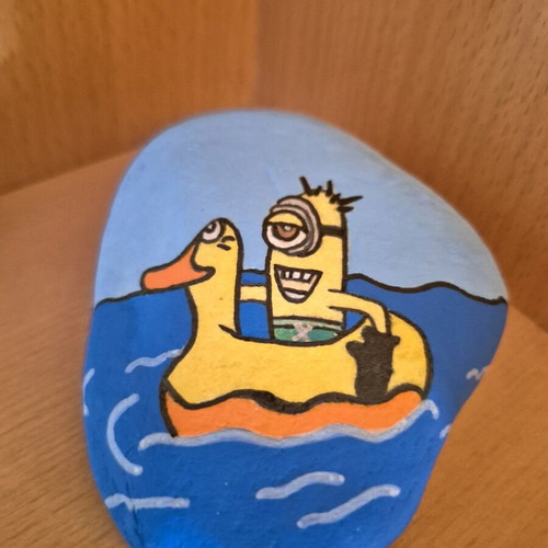 Διακοσμητική πέτρα με Minion καινούργια, ζωγραφισμένη με τέμπερες και ακρυλικά