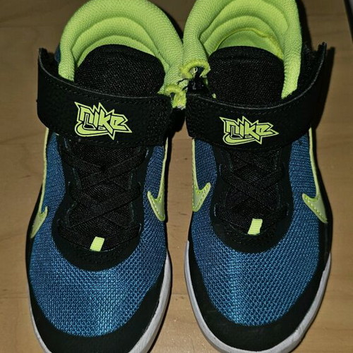 Nike Kids Athletic Shoes Size 28 Like New, Multicolor