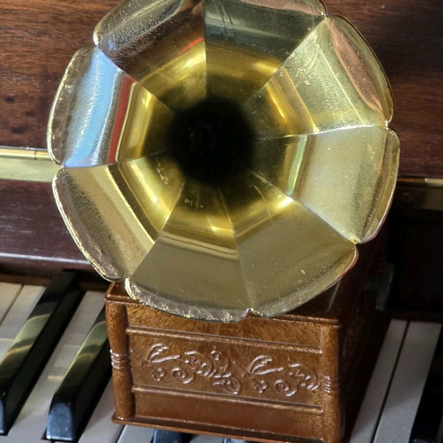 Decorative wind-up gramophone model like new, plastic