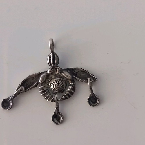Silver pendant used with double bee of Malia
