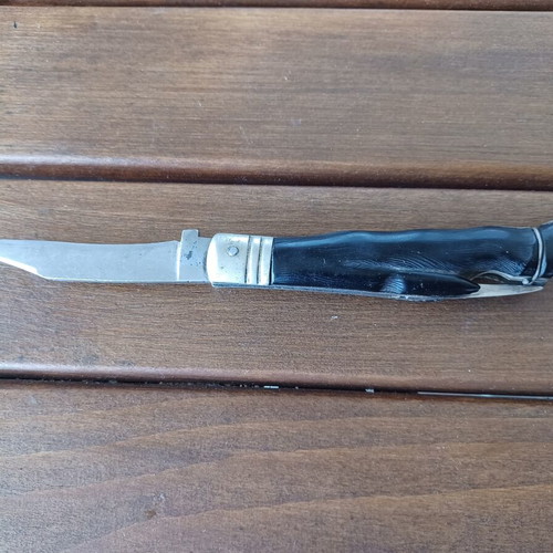 Old folding knife used, blade needs tightening