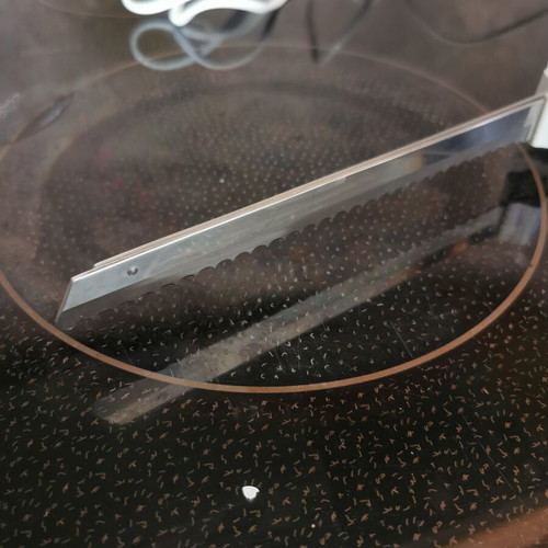 Electric Knife used with two blades and wall mount