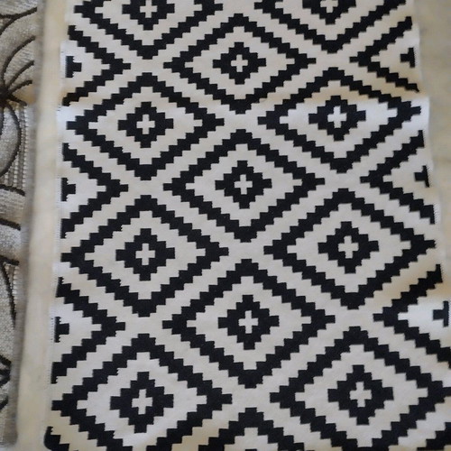 Modern rug used, dimensions 73x141