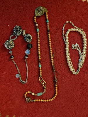 Necklaces like new, set of 3 multicolored
