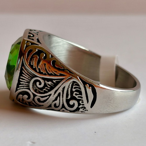 Green Emperor Signet Ring brand new, 316L stainless steel, emerald green