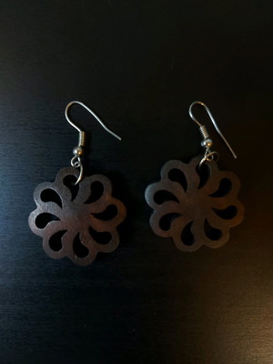 Wooden dangling earrings used, 3 cm