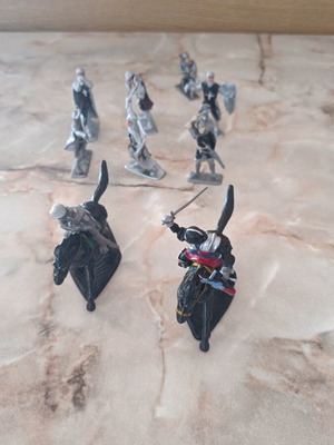 Set of 7 Crusaders and 2 Horsemen figures