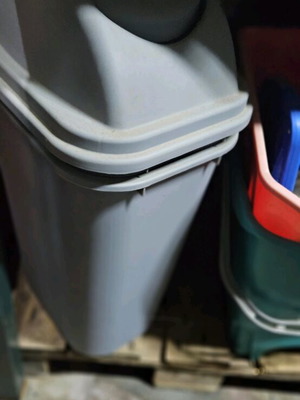 Trash bin 35 liters with swing lid new