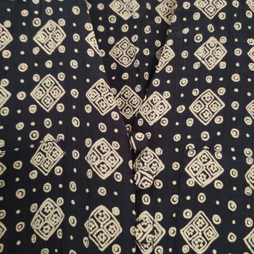 Women's shirt large like new, fabric buttons, shoulder pads