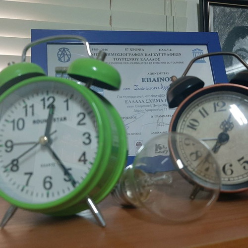 Table clocks pack of 9, mostly functional
