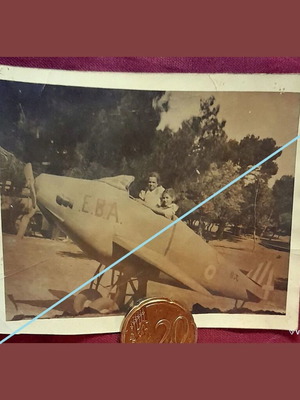 Πεντέλη 1950 vintage αναμνηστική φωτογραφία με σκηνικό αεροσκάφους Ε.Β.Α.