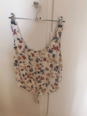 Stradivarius floral crop top like new, size M