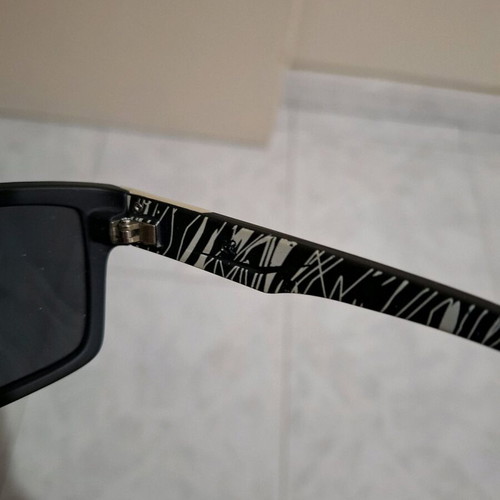 Sunglasses with polarized lens in like new condition, black